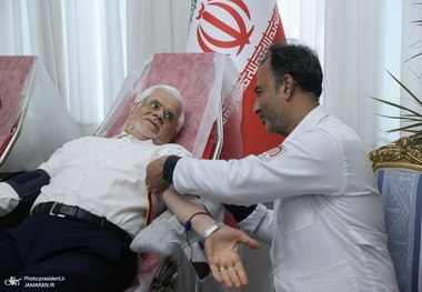 عارف و وزیران دولت خون اهدا کردند + عکس/ ابراز همدردی معاون اول رئیس‌جمهور و اعضای هیات دولت با مجروحان حادثه بندرشهید رجایی/ در همه بحران‌ها مردم مشکلات را حل کردند و ما هیچ‌وقت با چالش یا بحرانی روبه‌رو نشدیم که احساس کنیم مردم حمایت نمی‌کنند
