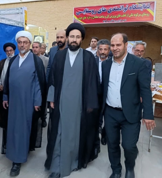 بازدید حجت‌الاسلام و المسلمین سیدعلی خمینی از نمایشگاه دستاوردهای روستایی شهرستان خمین + عکس