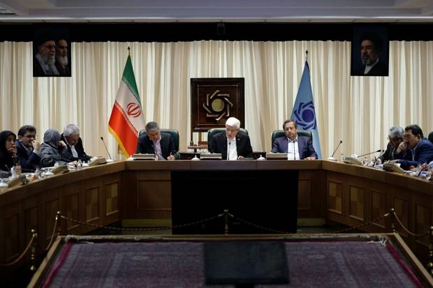 تیم اقتصادی دولت به ریاست معاون اول رئیس‌جمهور در بانک مرکزی تشکیل جلسه داد/  عارف: آمریکا کار جدیدی نمی‌تواند بکند؛ آنچه می‌بینیم بیشتر عملیات روانی است/ وضعیت در آینده بهتر خواهد شد. 