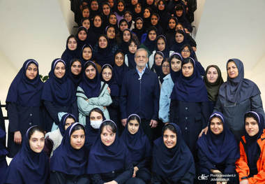 بازدید پزشکیان از مدرسه هوشمند فرزانگان یک شهریار + عکس ها