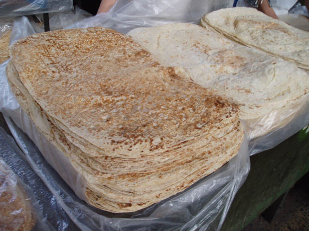 نانوایان سبزوار ۴۵ هزار قرص نان برای سیل زدگان سیستان و بلوچستان پختند