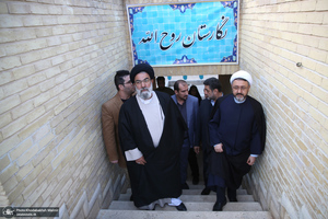 بازدید رئیس موسسه تنظیم و نشر آثار امام خمینی (س) از نمایشگاه عکس «امام دل‌ها‎»  و گذر فرهنگی هفته بر آستان آفتاب