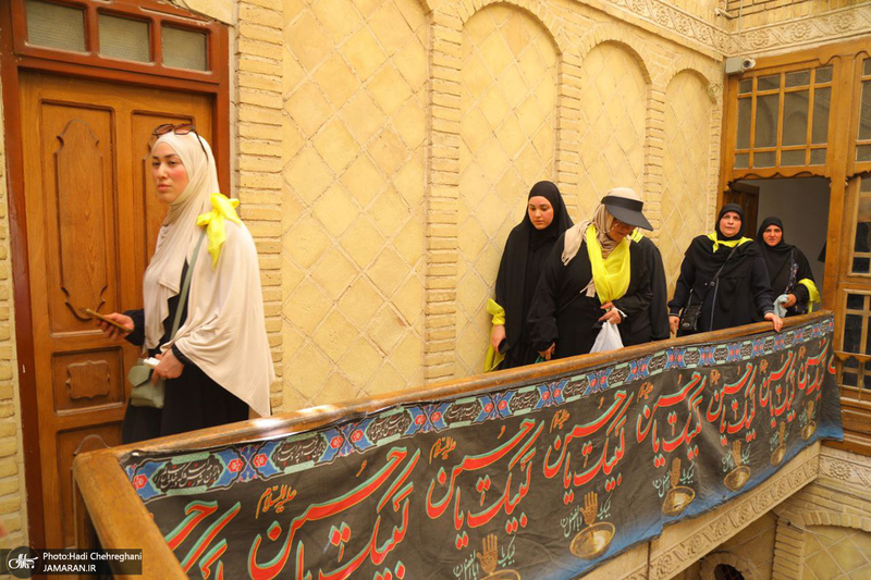 حضور زائران در بیت تاریخی حضرت امام در نجف در روزهای منتهی به اربعین