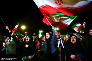 اجتماع مردمى در ميدان انقلاب