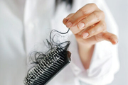 ریزش مو چه وقتی غیرطبیعی است؟ شایع ترین علل ریزش موها چیست؟ + 8 مورد که باید بدانید