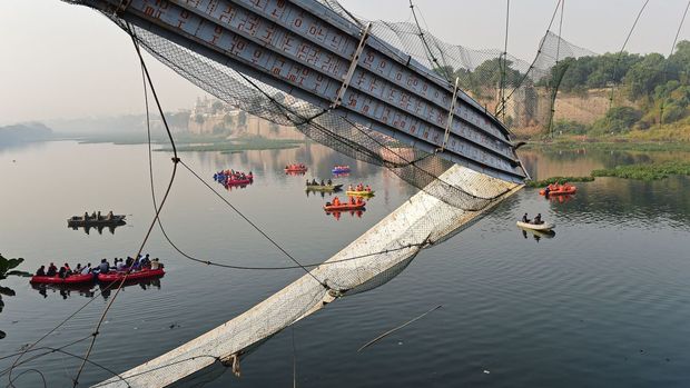 آنچه در مورد فروریختن پل مرگبار هند می دانیم