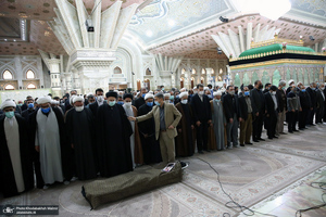 اقامه نماز بر پیکر مرحوم حاج محمد کمساری توسط سید حسن خمینی