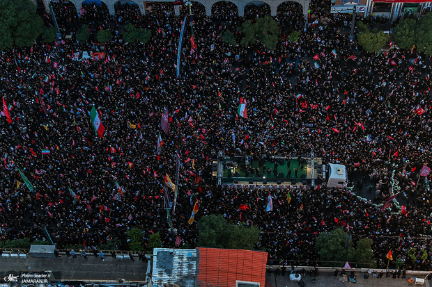 اقامه نماز بر پیکر مطهر رهبر شهید انقلاب در حرم مطهر امام رضا (ع) + فیلم کامل