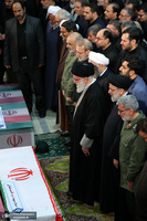 اقامه نماز رهبر معظم انقلاب بر پیکر سپهبد شهید حاج قاسم سلیمانی و شهیدان مقاومت