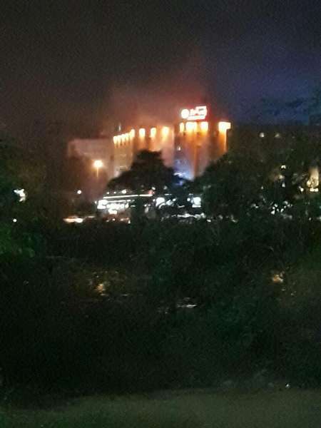 مهار منبع آتش سوزی در بزرگترین هتل اهواز  عملیات اطفای حریق ادامه دارد