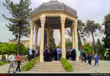 حافظ در قله فرهنگ و هنر و معرفت ایران  او منتقد و مصلح اجتماعی زمانه خود بود