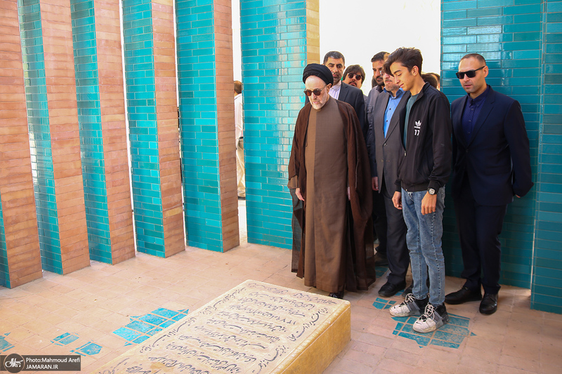 حضور سید محمد خاتمی بر مزار آیت الله سید روح الله خاتمی (ره)