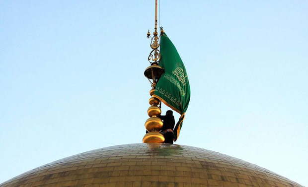 پرچم گنبد حرم مطهر رضوی تعویض شد