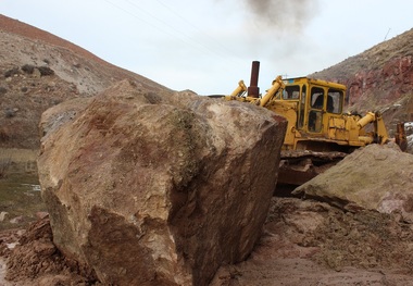 راه مسدود شده از ریزش کوه روستای نیاخرم خلخال باز شد