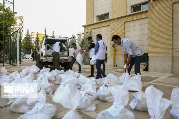 خادمان اماکن مذهبی مازندران ۲۰ هزار ماسک و بسته بهداشتی توزیع کردند