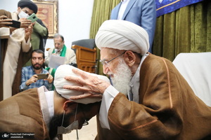 مراسم عمامه گذاری طلاب توسط آیت‌الله العظمی نوری همدانی و آیت الله فاضل لنکرانی در روز عید غدیر