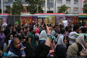 شادی مردم تهران پس از اعلام نتایج انتخابات ۲۹ اردیبهشت 