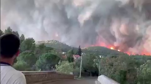 آتش‌سوزی گسترده در جنوب فرانسه / وسعت حریق از کل پاریس فراتر رفت! + فیلم