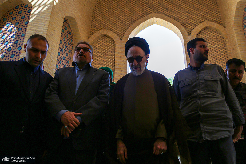 حضور سید محمد خاتمی بر مزار آیت الله سید روح الله خاتمی (ره)