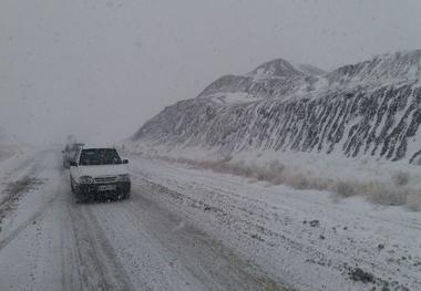 حرکت در مسیر کوهستانی درگز تنها با زنجیرچرخ میسر است