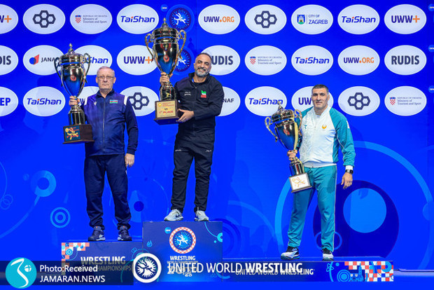 ویدیو| لحظه اهدای جام قهرمانی کشتی فرنگی جهان به تیم ایران