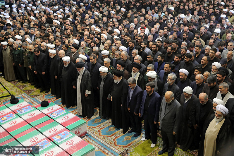 اقامه نماز رهبر معظم انقلاب بر پیکر رئیس جمهوری و یارانش