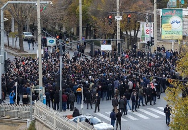 تجمع مردم شهرکرد برای پیگیری مشکلات کم‌ آبی + عکس و فیلم گزارش صداوسیما
