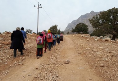 معلمی در احمدفداله دزفول   آموزش در شرایطی سخت با امکاناتی اندک