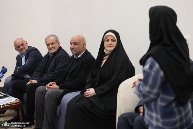 دیدار پزشکیان با جمعی از کودکان بی سرپرست در مجتمع خانه دختران ایران + تصاویر