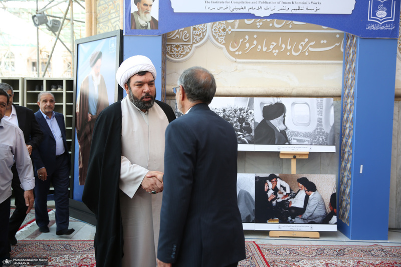 بازدید رئیس مجلس از نمایشگاه عکس امام خمینی