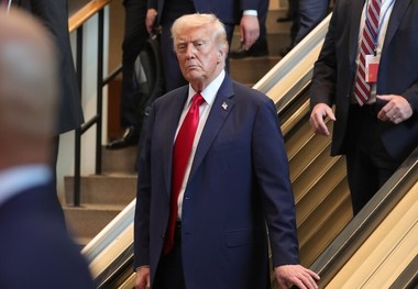 ببینید/ دلیل توقف پله برقی علیه ترامپ مشخص شد