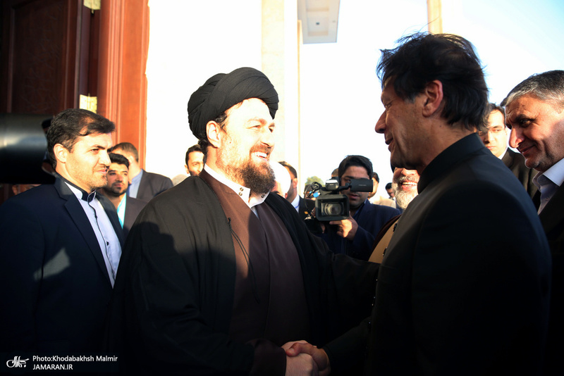 ادای احترام نخست وزیر پاکستان به مقام شامخ امام خمینی(س)