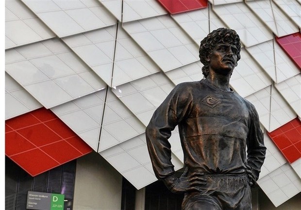  یک هوادار به جرم حک نام انگلیس روی بنای یادبود چرنکوف بازداشت شد + عکس
