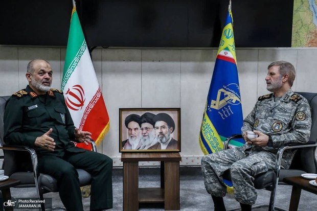 نشست مشترک فرماندهان ارتش و سپاه/ سرلشکر وحیدی: نیروهای مسلح پوزه قدرت‌های تروریستی را به خاک مالیدند/ سرلشکر حاتمی: وحدت ارتش و سپاه کلید فتح قله‌های امنیت و اقتدار است