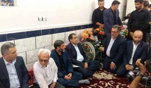 وزیر بهداشت با خانواده سردار شهید منجزی در گتوند دیدار کرد