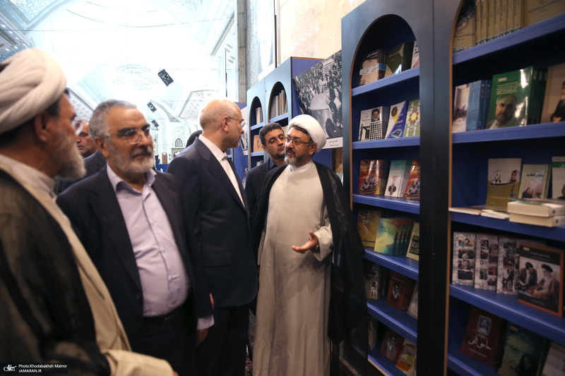بازدید رئیس مجلس از نمایشگاه عکس امام خمینی