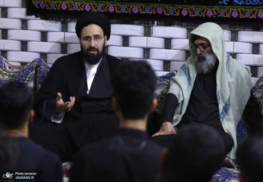 حضور سید علی خمینی در موکب ریحانة‌النبى‌ (س) در عمود ۷۸۰ طریق کربلا با مداحی محمدحسین پویانفر