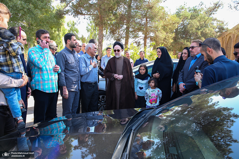 حضور سید محمد خاتمی بر مزار آیت الله سید روح الله خاتمی (ره)