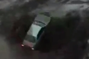 لحظات وحشتناک سقوط خودرو ها به دره سیل چائی آذرشهر و فریادهای مردم گرفتار در سیل