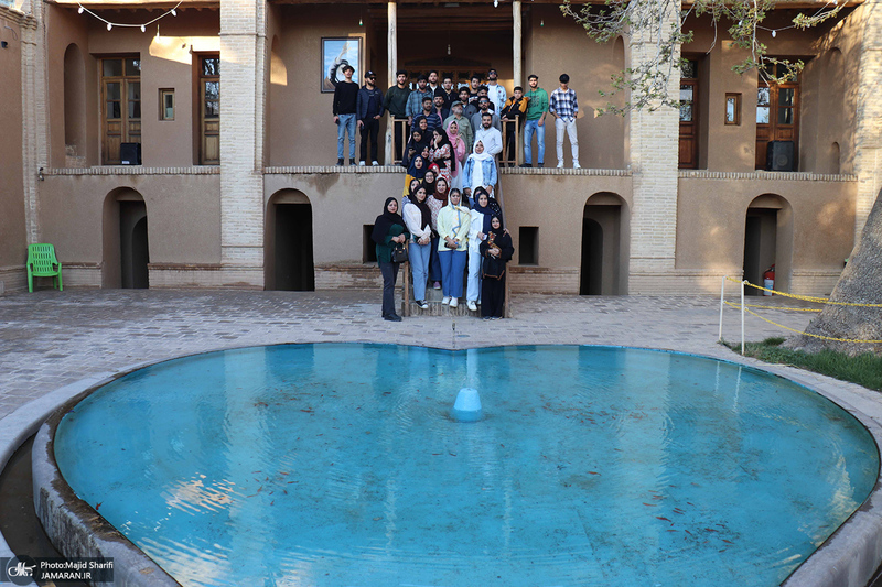 بازدید جمعی از دانشجویان خارجی دانشگاه علوم پزشکی اراک از بیت و زادگاه حضرت امام خمینی (س)