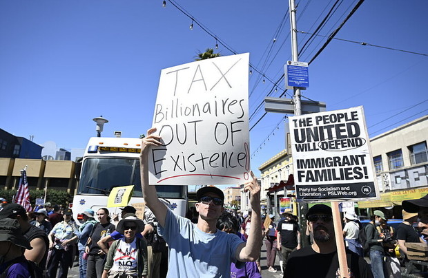 اعتراضات گسترده در ایالات متحده علیه ترامپ و نفوذ میلیاردرها