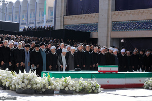 اقامه نماز بر پیکر مطهر رهبر شهید انقلاب و شهدای خانواده ایشان-3