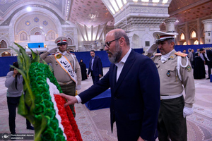 تجدید میثاق رئیس و جمعی از کارکنان بنیاد مستضعفان با آرمان های حضرت امام خمینی (س)