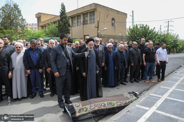 گزارش ویدئویی جماران از اقامه نماز سید محمد خاتمی بر پیکر ابوالقاسم قاسم زاده