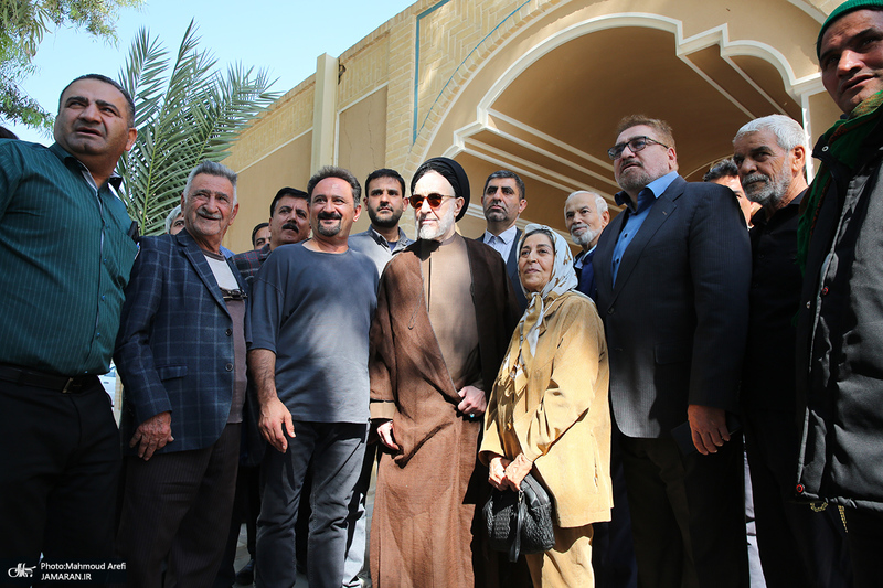 حضور سید محمد خاتمی بر مزار آیت الله سید روح الله خاتمی (ره)