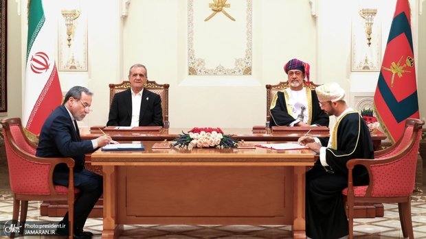 ایران و عمان 18 سند همکاری امضا کردند