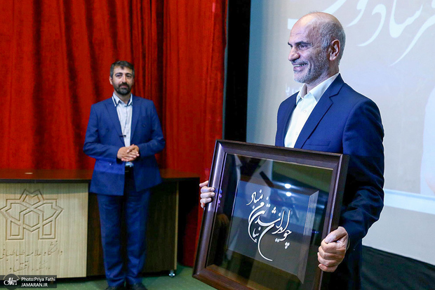 فرشاد مومنی در شب بزرگداشتش از نسلی گفت که عزت جمعی را بر رفاه فردی ترجیح داد: دافعه‌ام برای چاپلوسان و رانت‌خواران افتخار من است / با خدا عهد کردم دانشم را در خدمت دفاع از بندگان بی پناهش قرار دهم