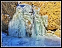 آبشار یخ‌زده ممکان سلماس عکس