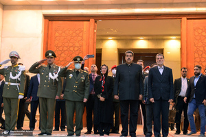 ادای احترام رئیس جمهور ونزوئلا به مقام شامخ حضرت امام خمینی (س)