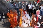 فلسطینی ها تصاویر بن زاید خائن و پرچم امارات را آتش زدند+تصاویر